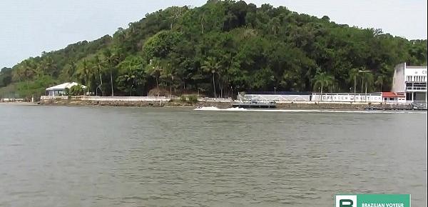  Peladona em praia Brasileira exibe buceta raspada. ( Completo no Xvideos Red )